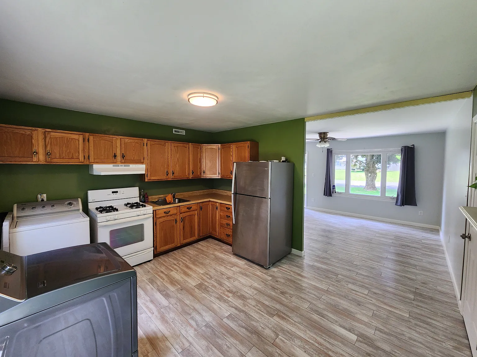 3 bed, 1200 sqft, $1,900 — Photo 2