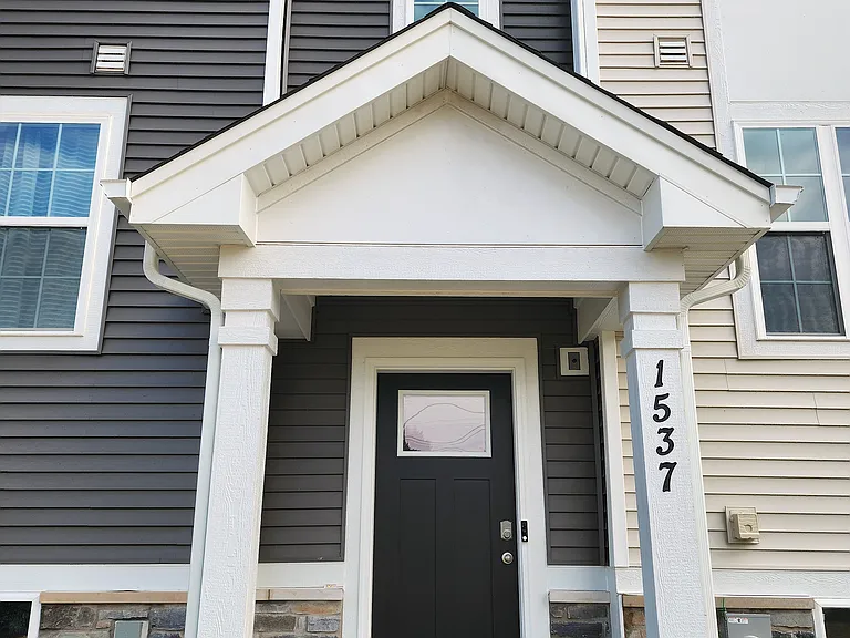 1537 Yosemite Way — Photo 1