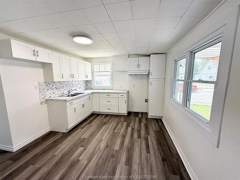 20 McNaughton Ave — Photo 12