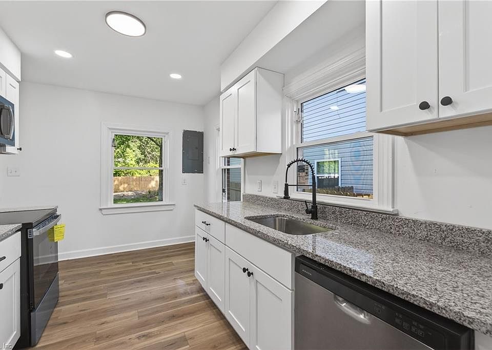 1st image of 690 Greenbriar Ave