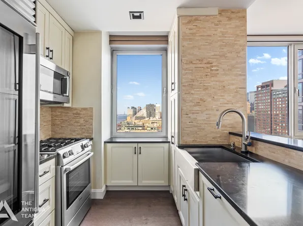 635 West 42nd Street 23E image 3 of 15