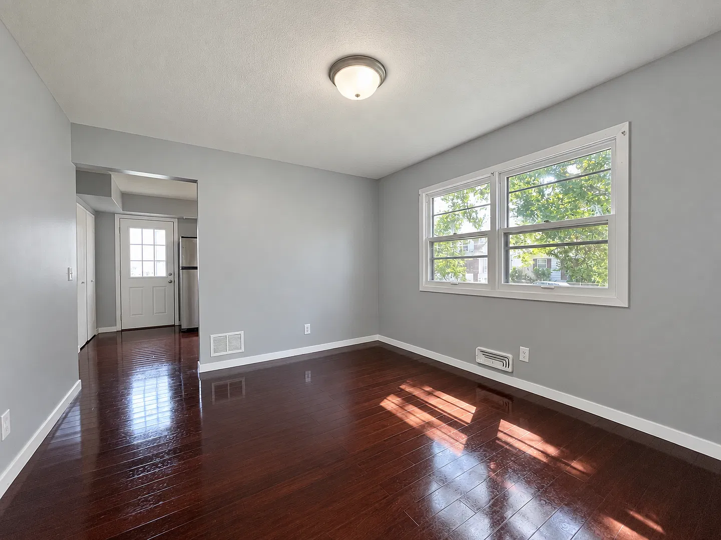 Spacious 6 Bedroom 2 Bathroom Single Family Home in St.Paul! — Photo 2