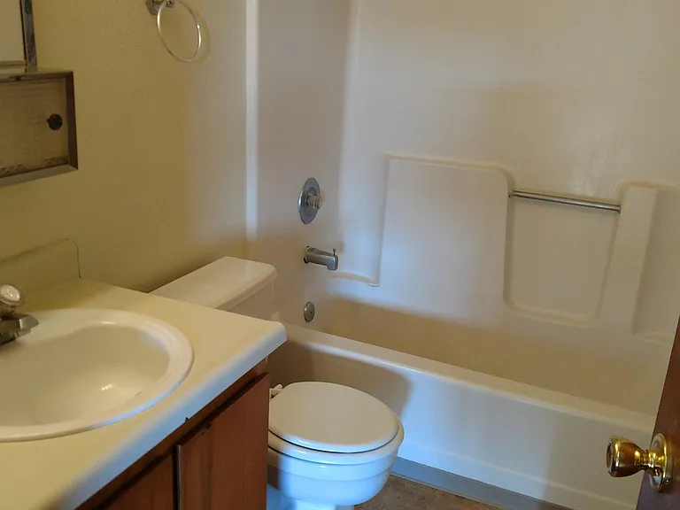 1648 Fischer Ave — Photo 4