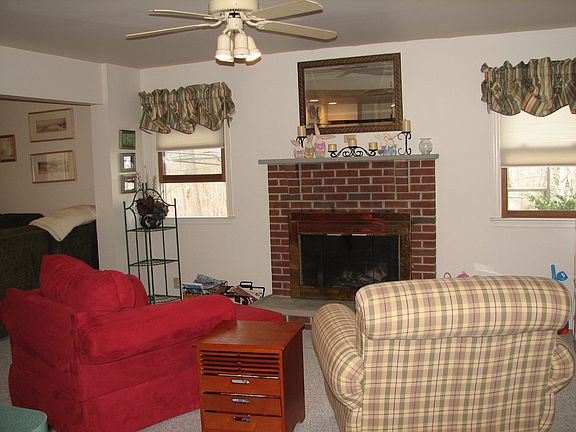 living room w/fireplace