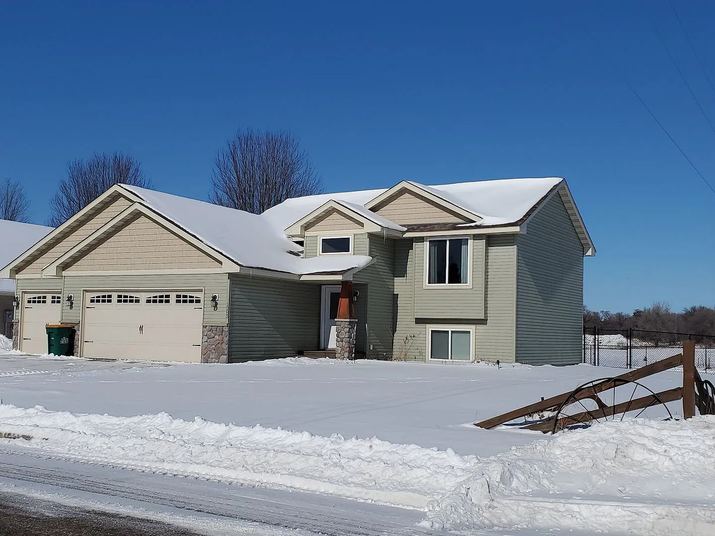 4 Bedroom 2 Bathroom house in New Richmond — Photo 2