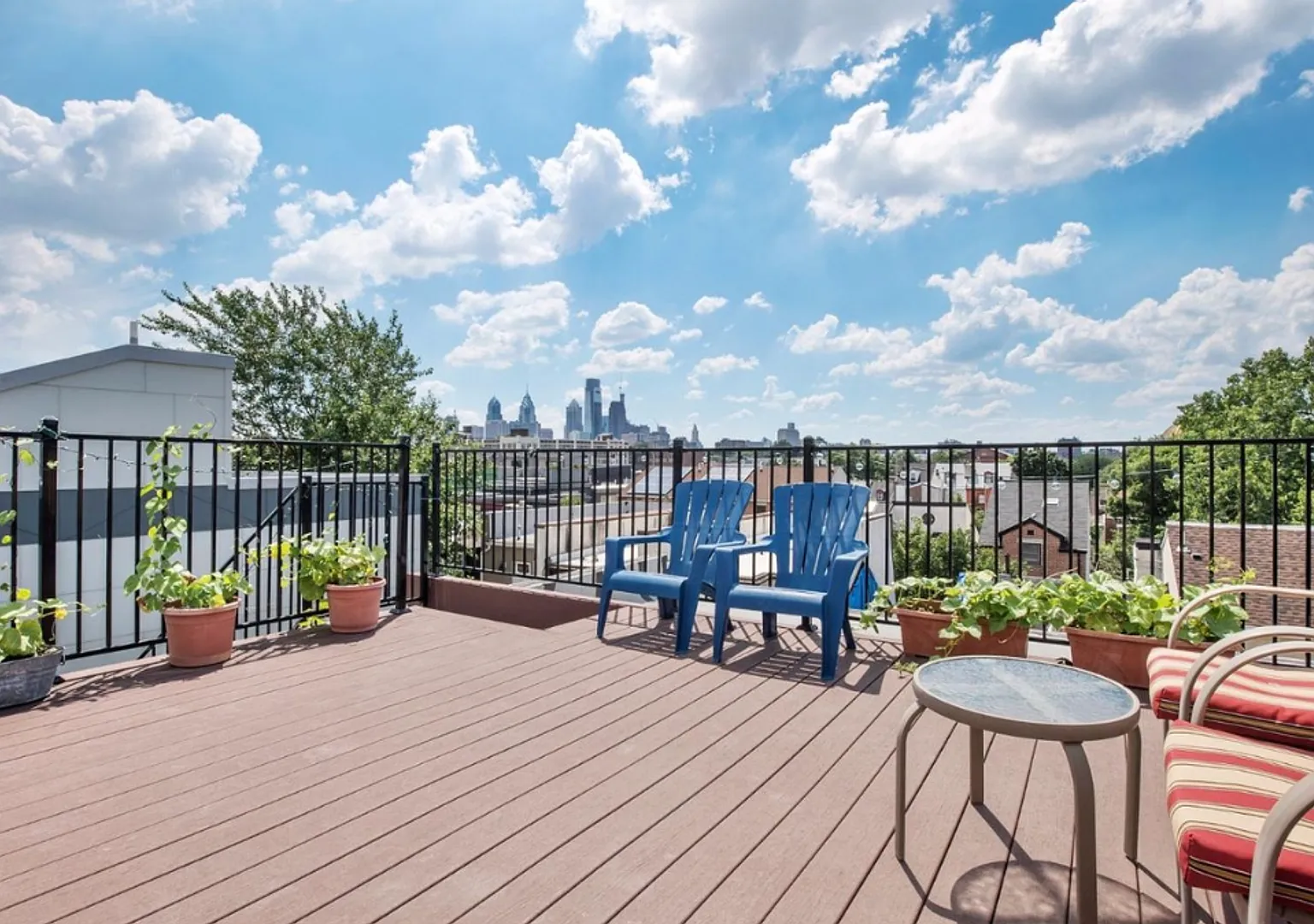 Amazing 4 Bed 4 Bath w/driveway in Northern Liberties! — Photo 2
