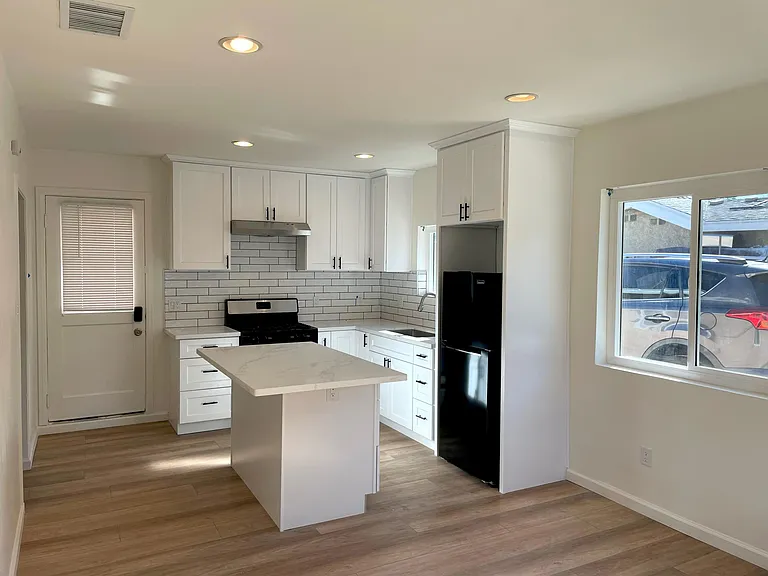 6946 Gentry Ave — Photo 5