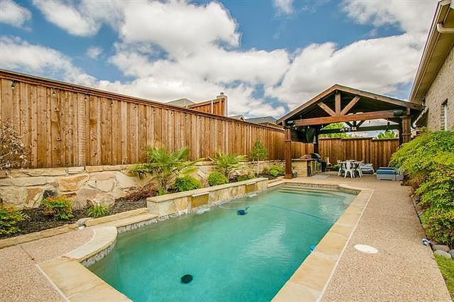 1st image of 2465 Deerwood Dr
