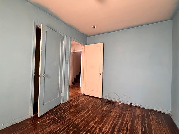 4th image of 907 E Rose St