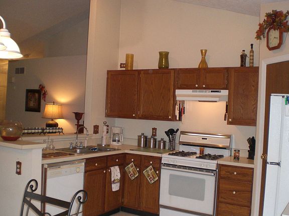 Kitchen w/Buffet Bar