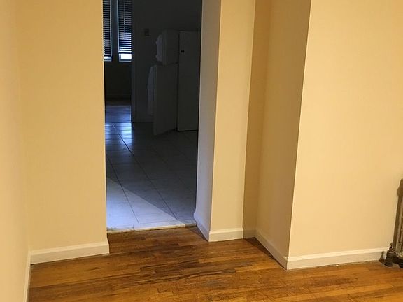 3rd image of 2716 Hoyt Ave S APT 1R