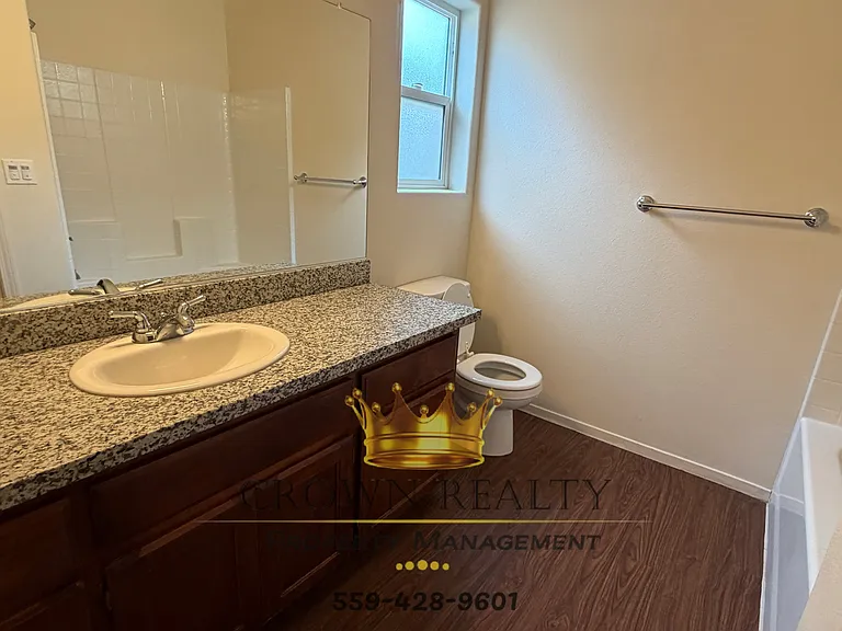 582 N 4th St #B — Photo 12