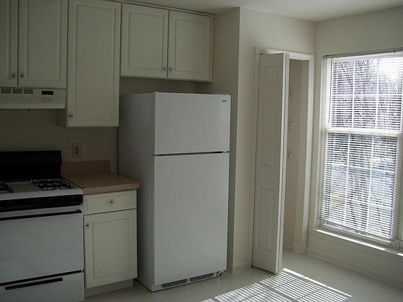 Spacious Kitchen with Gas Stove!