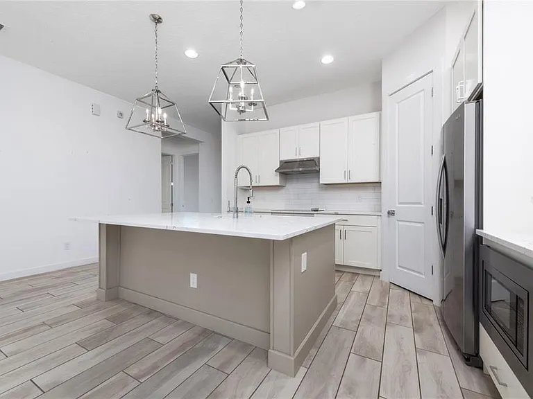8664 Dubochet St — Photo 30