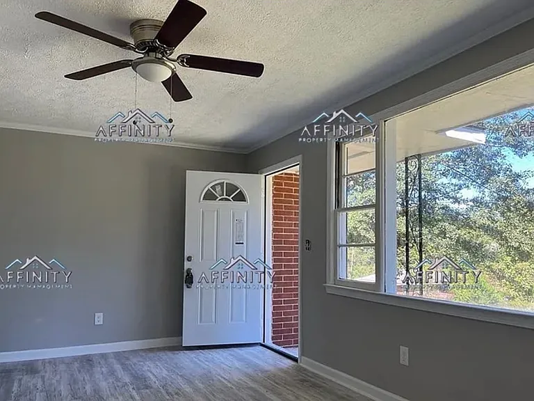 1154 N Beddingfield Dr — Photo 4