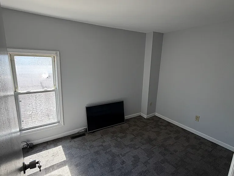 135 W Seneca St — Photo 9