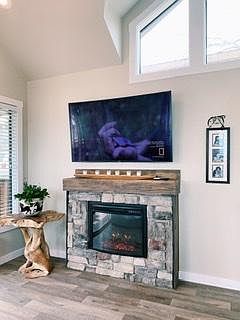 Fire place with big screen television (basic cable, Netflix and Amazon Prime included).