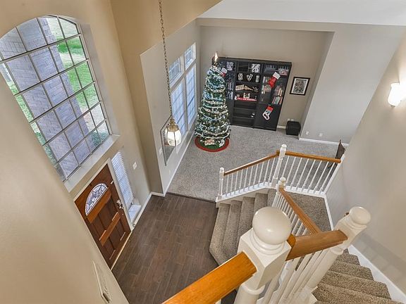 Vaulted ceiling in elegant entry with recent porcelain flooring