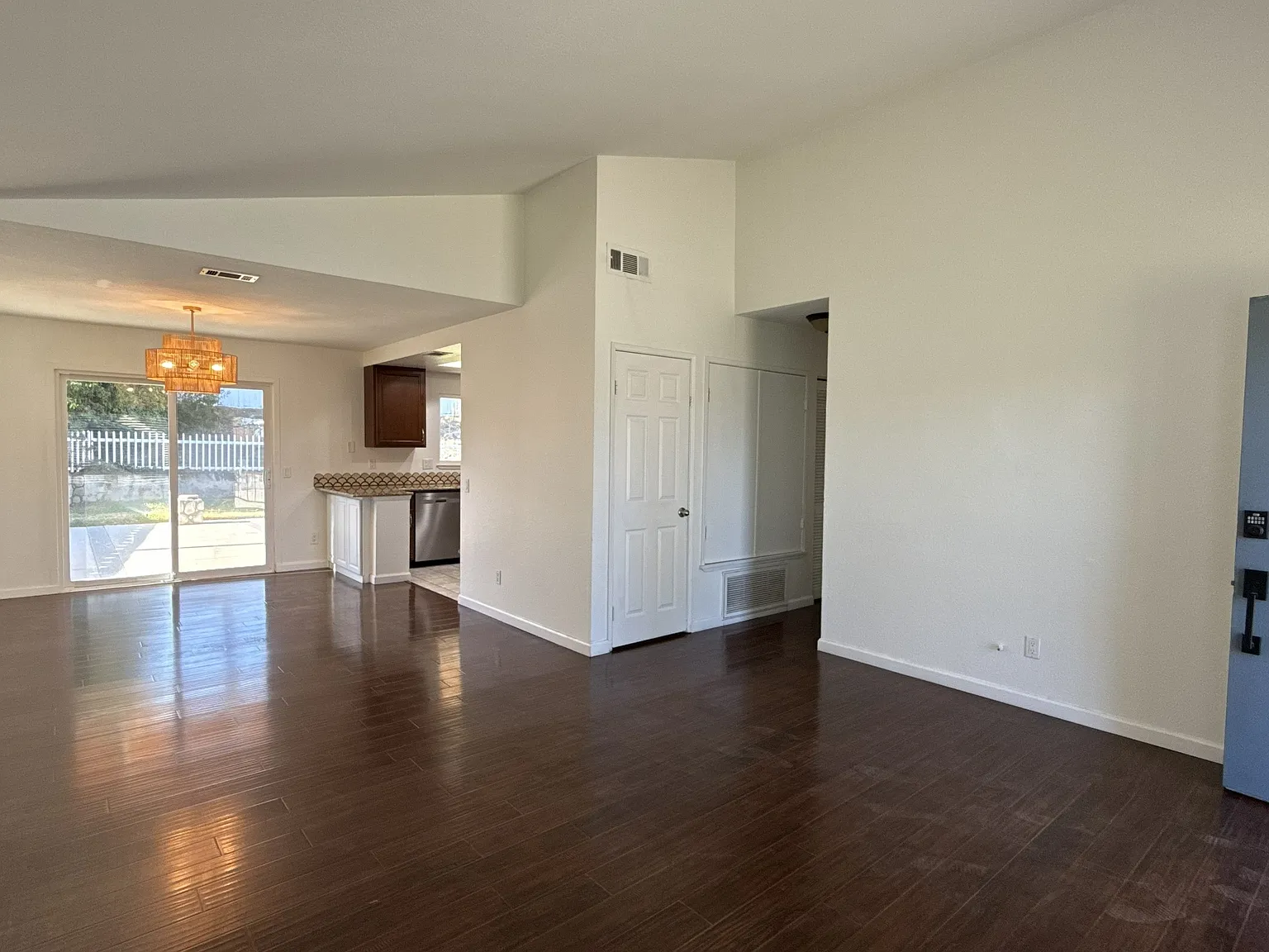 3 bed, 1160 sqft, $3,360 — Photo 3