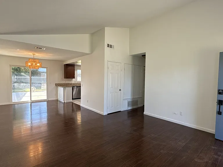 10260 Magnolia Ct — Photo 3