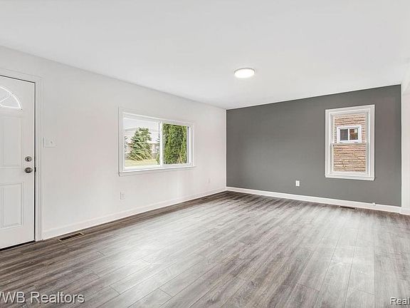 3rd image of 28785 Brentwood St