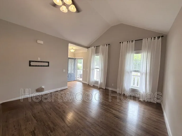 432 Jackson Ave — Photo 5