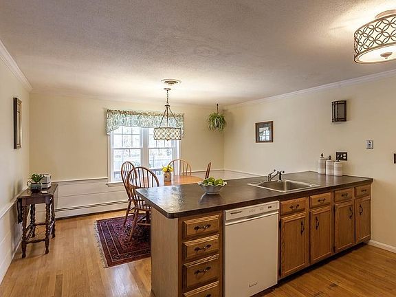 4th image of 10 Briarwood Cir