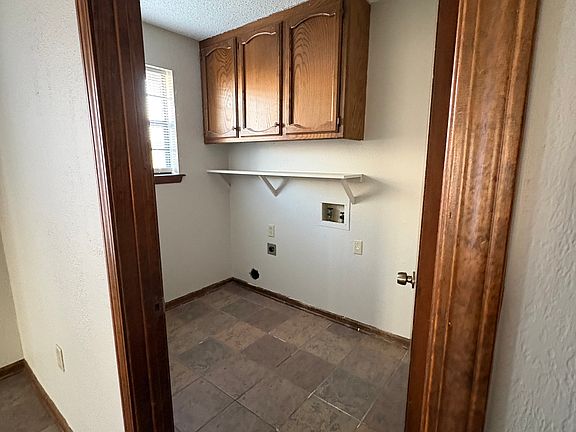 5th image of 2730 S Meadowood Ave