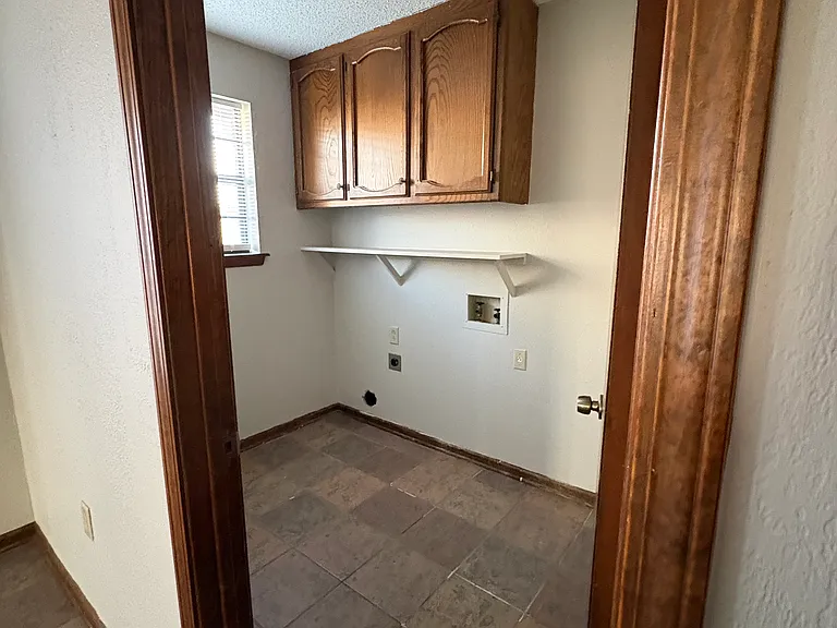 2730 S Meadowood Ave — Photo 5