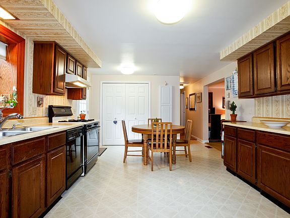 3rd image of 32 Holmes Ln