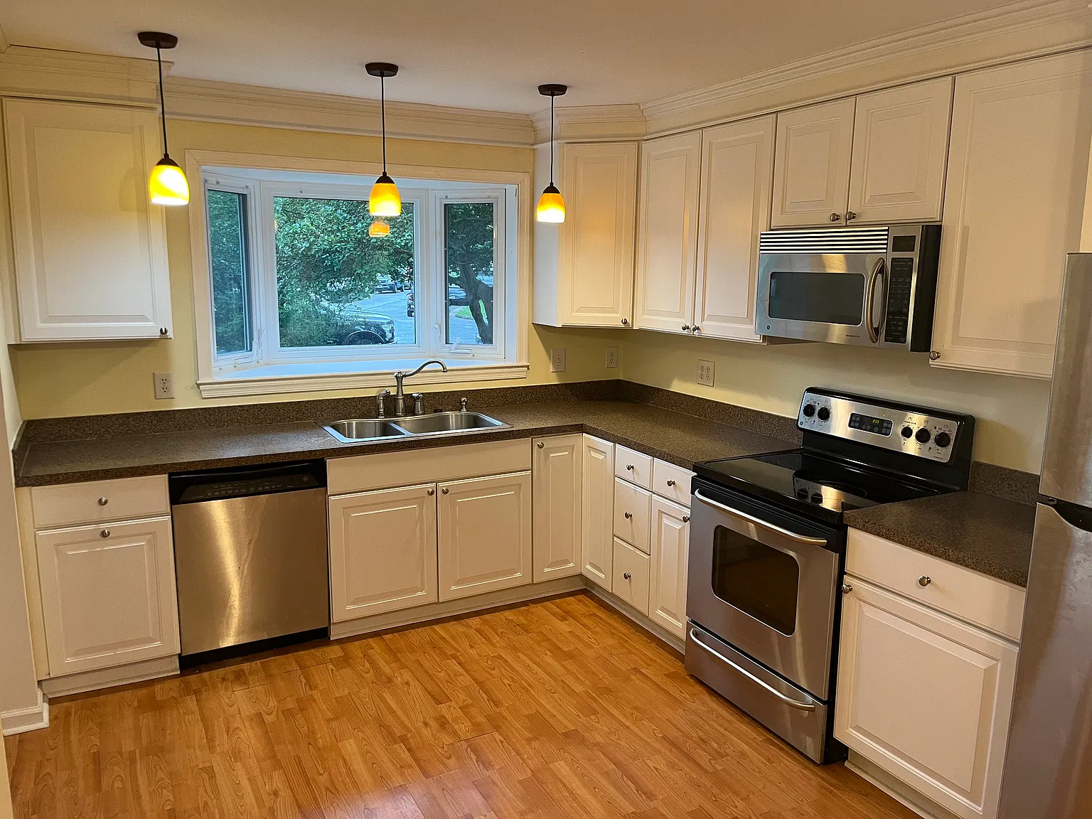 849 Cambridge Dr — Photo 3