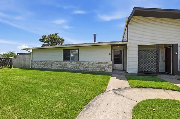 2100 Windsor Dr #11 — Photo 3