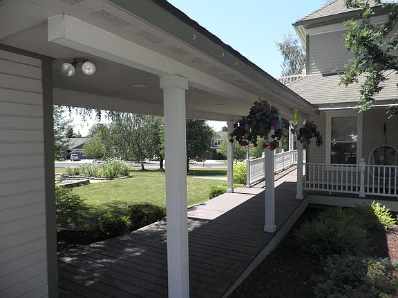 3rd image of 525 NW Aspen Ct