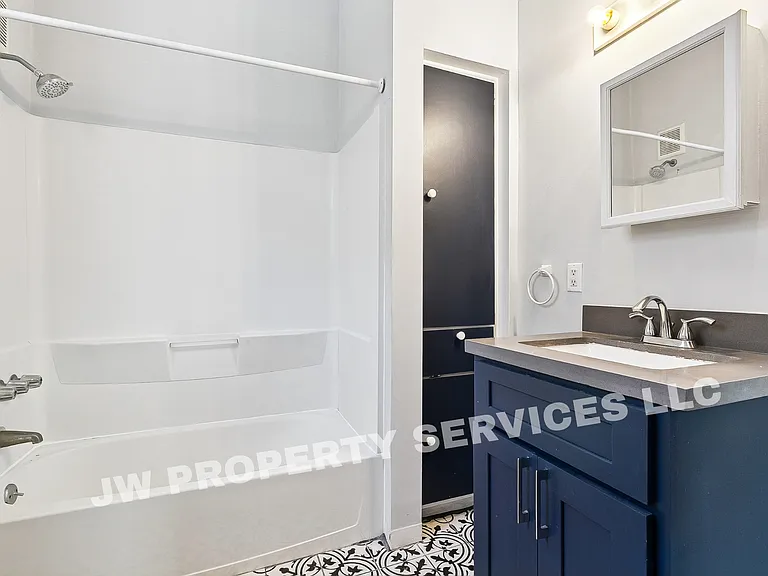 5225 Magazine St — Photo 8