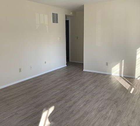 2nd image of 521 W Walnut St #521