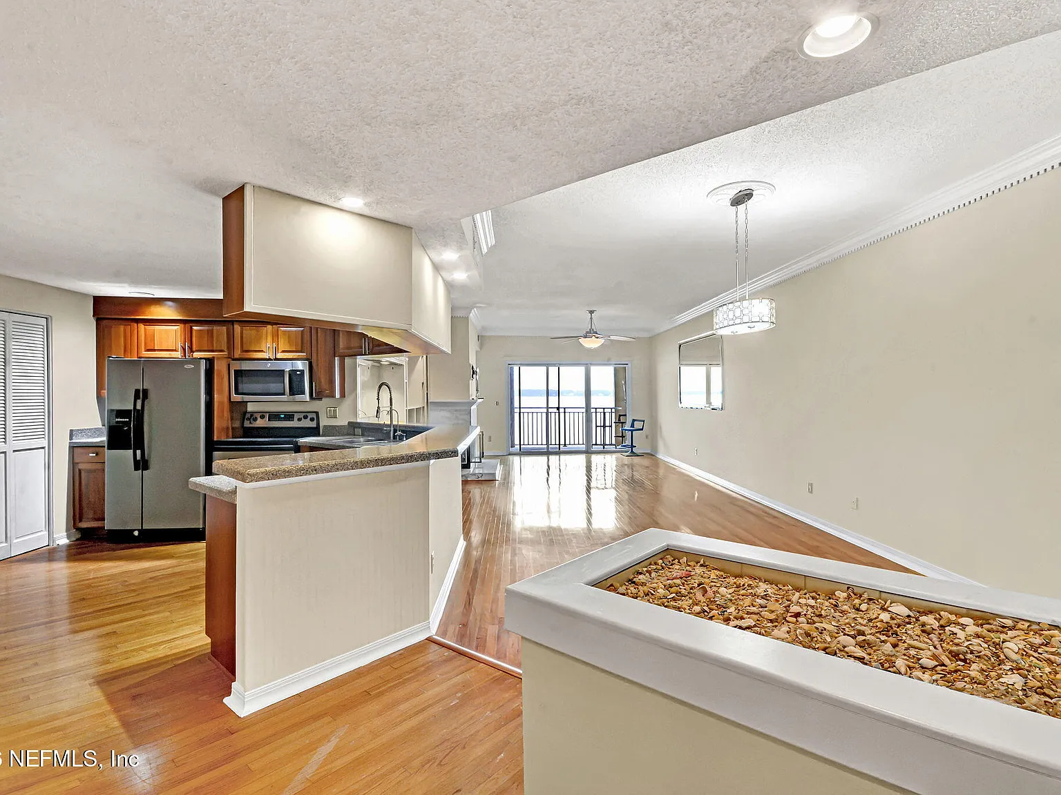 3 bed, 2.0 bath, 1664 sqft, $2,300 — Photo 4
