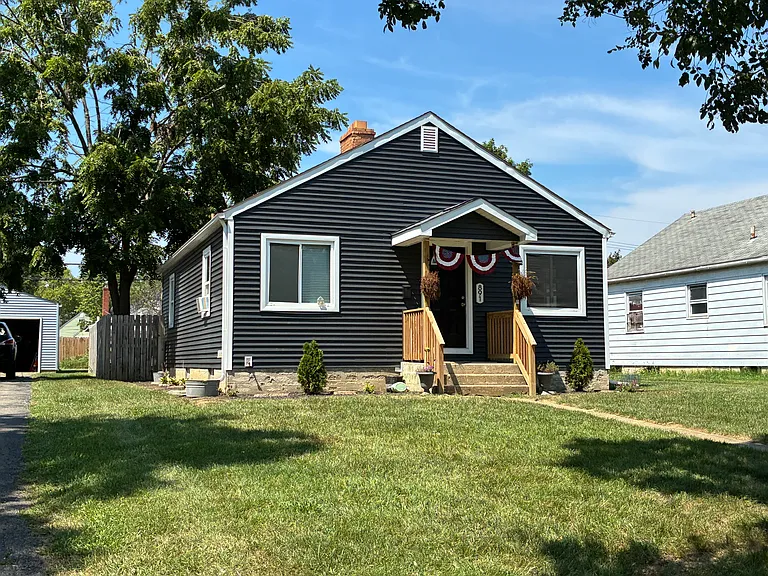 891 S Harris Ave — Photo 2