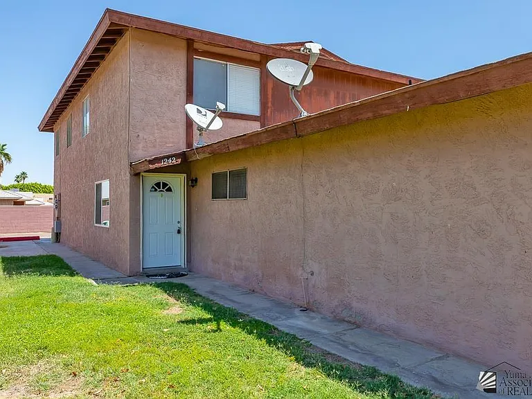 1242 W 20th Pl — Photo 2