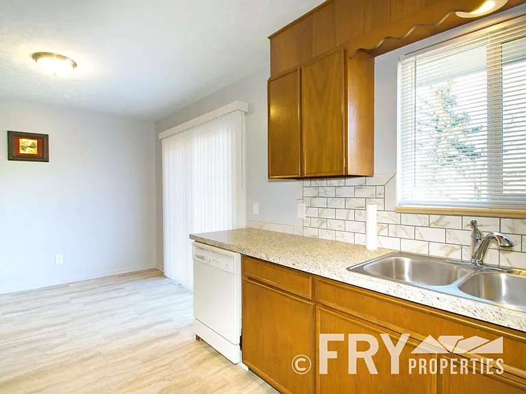 941 W 79th Pl — Photo 11