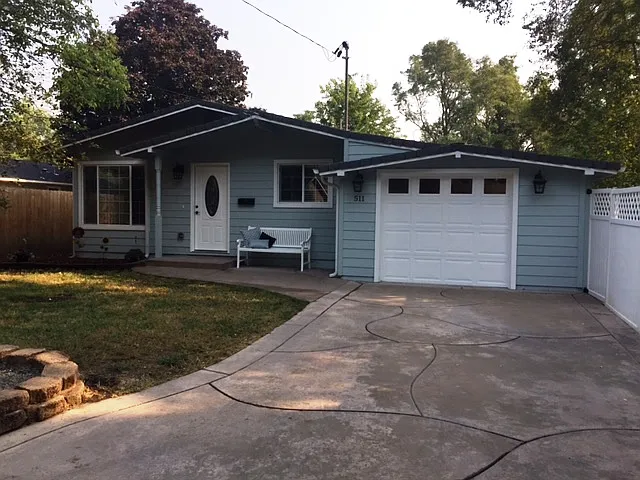 511 NW Berry Ln photo 1
