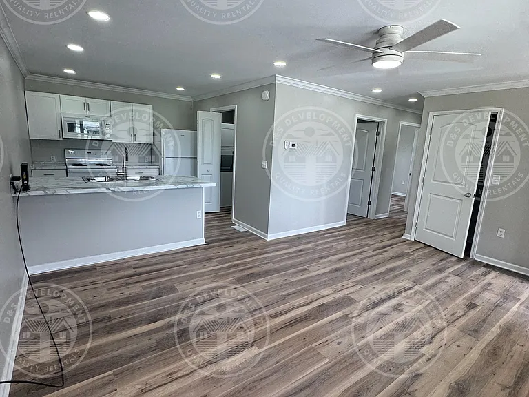 2435 Lincoln Ave #6 — Photo 3