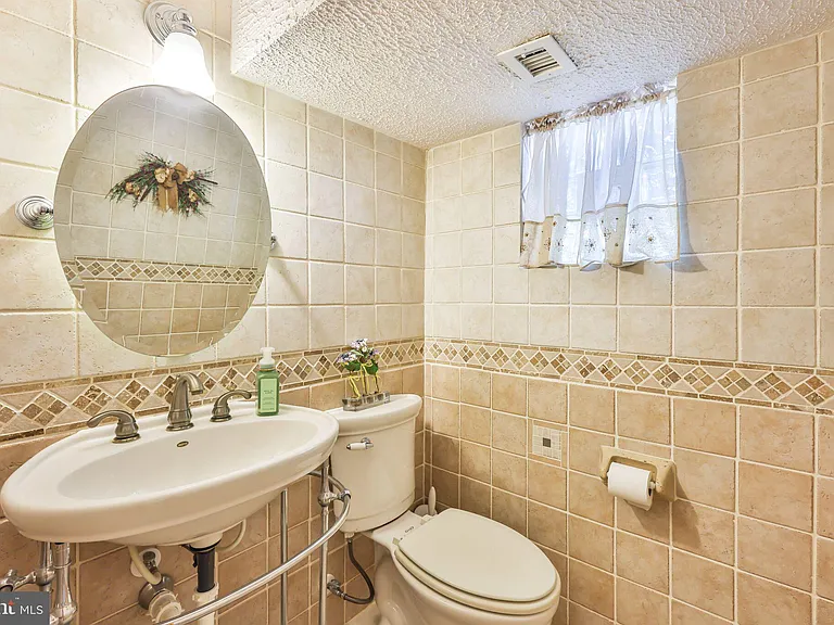 9898 Wistaria St — Photo 46