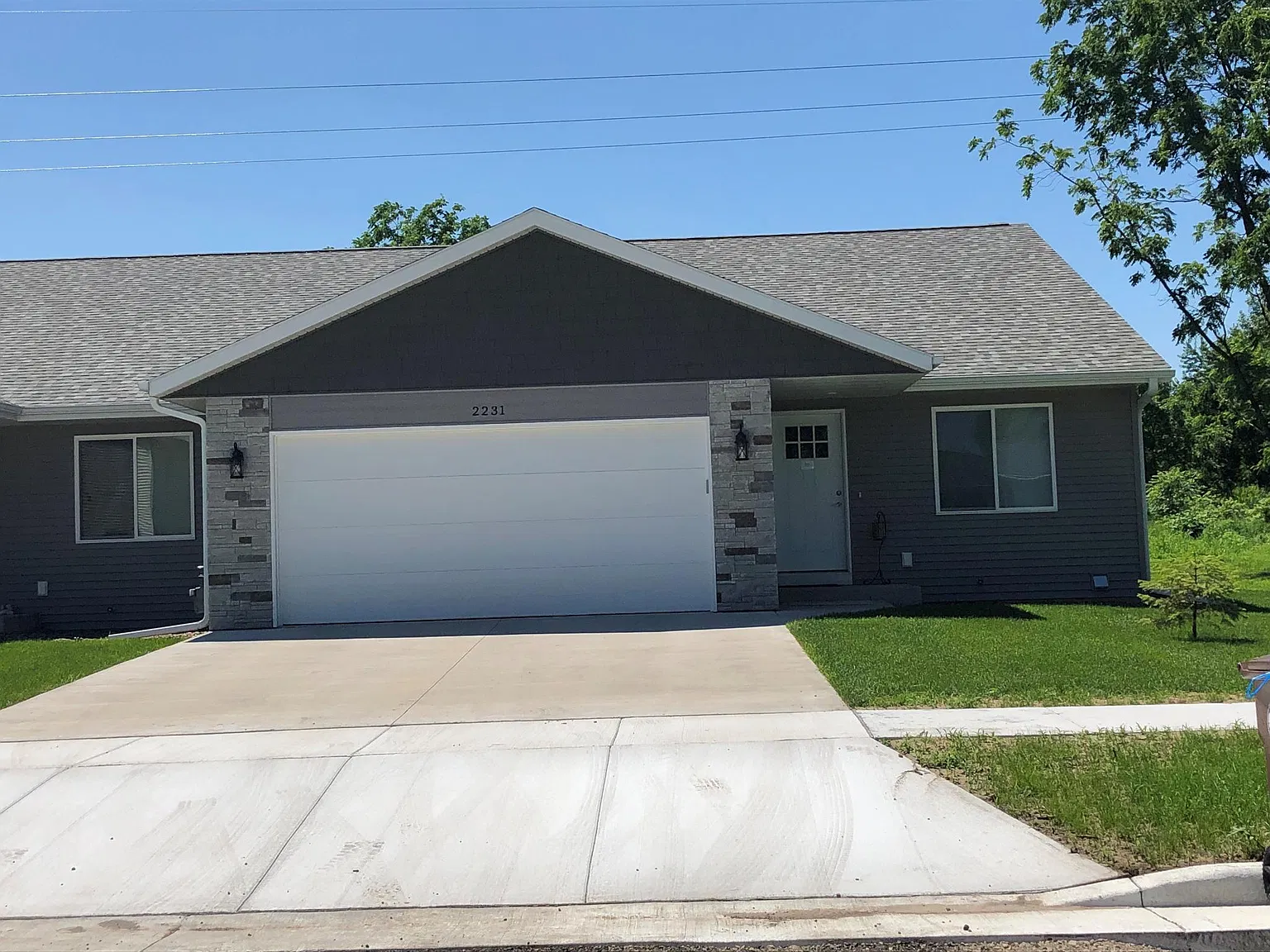 3 bed, 1950 sqft, $2,175 — Photo 1