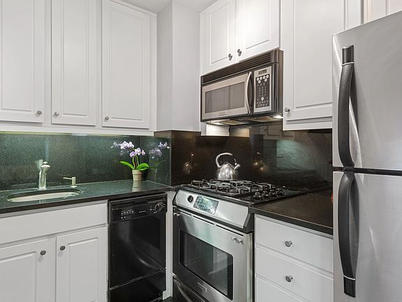 3rd image of 200 E 27th St APT 5U