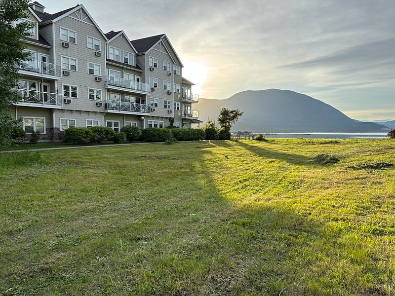 1st image of 721 Harbourfront Dr NE