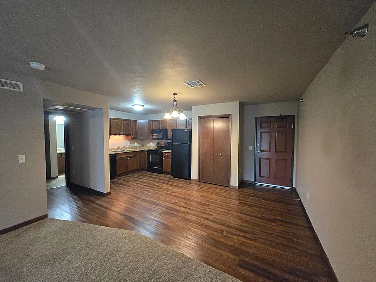 PRAIRIE POINTE APARTMENTS — Photo 17