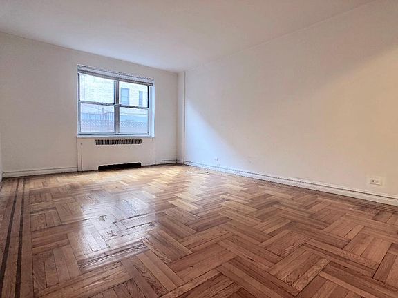 2nd image of 100 Bennett Ave Frnt 1