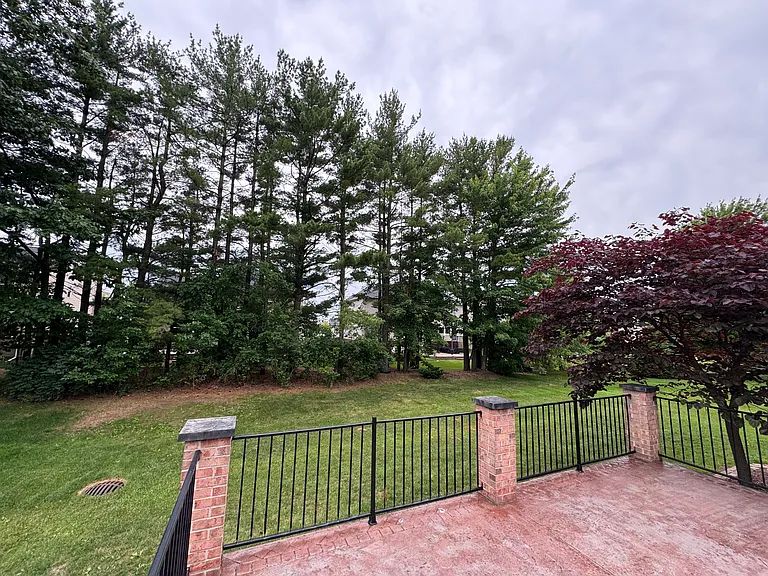 16152 Kingsway Dr — Photo 3
