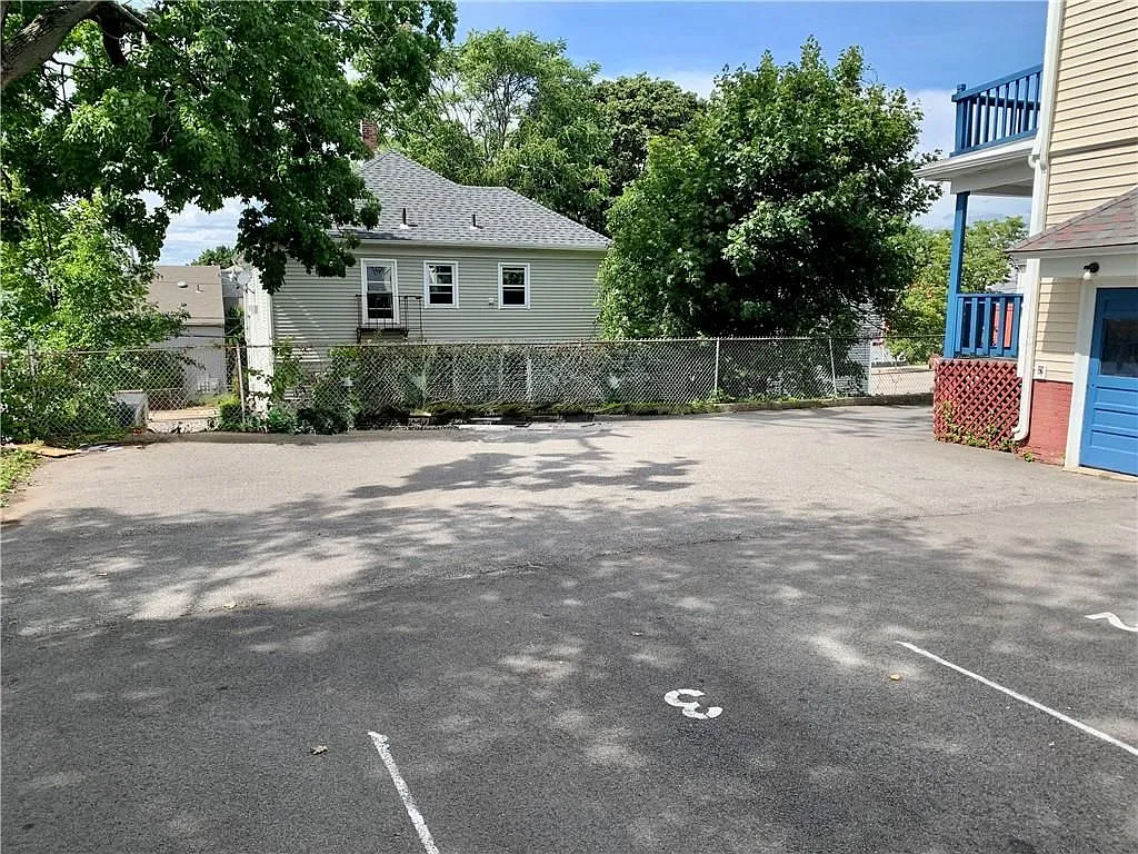 3 bed, 1.0 bath, 1404 sqft, $2,100 — Photo 2