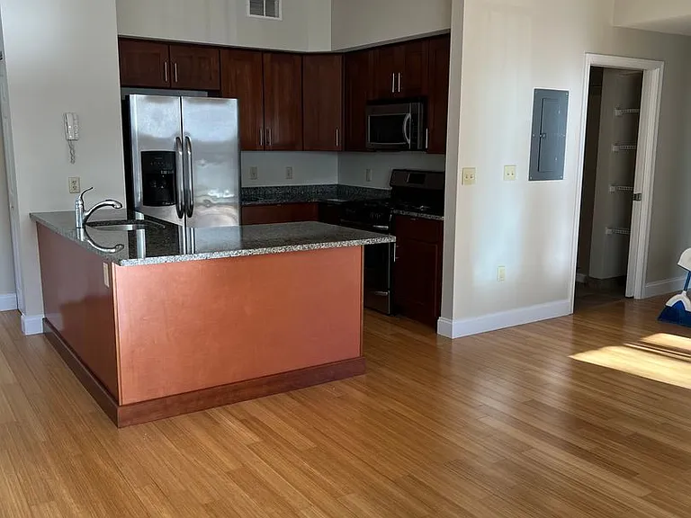 305 W Utica St — Photo 16